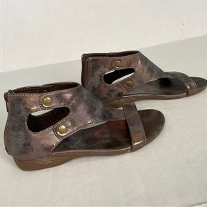EUC Corkys Amelia brushed metallic flat gladiator sandals